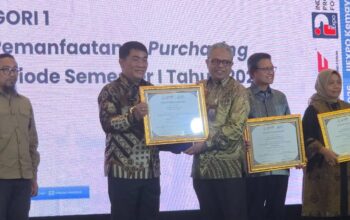Gubernur Yulius Selvanus menerima penghargaan Pemanfaatan E-Purchasing Tertinggi dari LKPP RI pada ajang ICEF 2026 di JIExpo Kemayoran, Jakarta, Kamis, 30 Juli 2026. Foto: Diskominfo Sulut