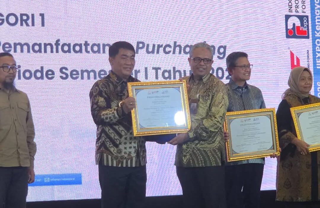 Gubernur Yulius Selvanus menerima penghargaan Pemanfaatan E-Purchasing Tertinggi dari LKPP RI pada ajang ICEF 2026 di JIExpo Kemayoran, Jakarta, Kamis, 30 Juli 2026. Foto: Diskominfo Sulut