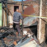 Personel Polsek Modayag bersama petugas pemadam kebakaran dan warga mengamankan TKP serta memadamkan sisa api kebakaran tiga rumah di Lorong Permata, Desa Bongkudai, Kecamatan Modayag Barat, Boltim, Kamis, 30 Juli 2026. Foto: Humas Polres Boltim