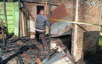 Personel Polsek Modayag bersama petugas pemadam kebakaran dan warga mengamankan TKP serta memadamkan sisa api kebakaran tiga rumah di Lorong Permata, Desa Bongkudai, Kecamatan Modayag Barat, Boltim, Kamis, 30 Juli 2026. Foto: Humas Polres Boltim