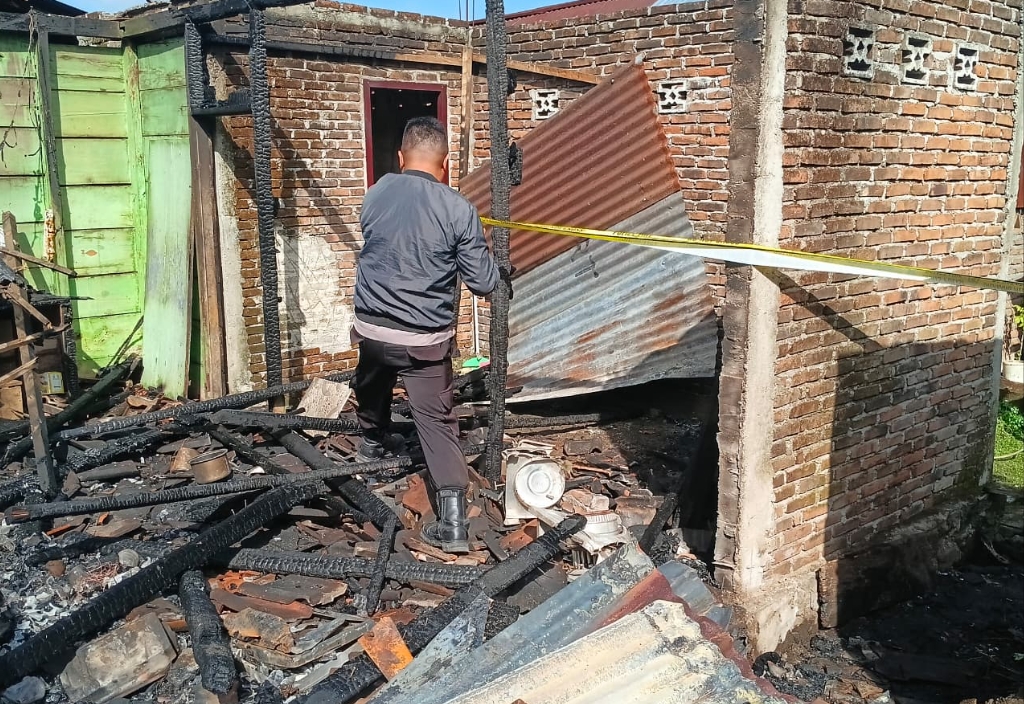 Personel Polsek Modayag bersama petugas pemadam kebakaran dan warga mengamankan TKP serta memadamkan sisa api kebakaran tiga rumah di Lorong Permata, Desa Bongkudai, Kecamatan Modayag Barat, Boltim, Kamis, 30 Juli 2026. Foto: Humas Polres Boltim