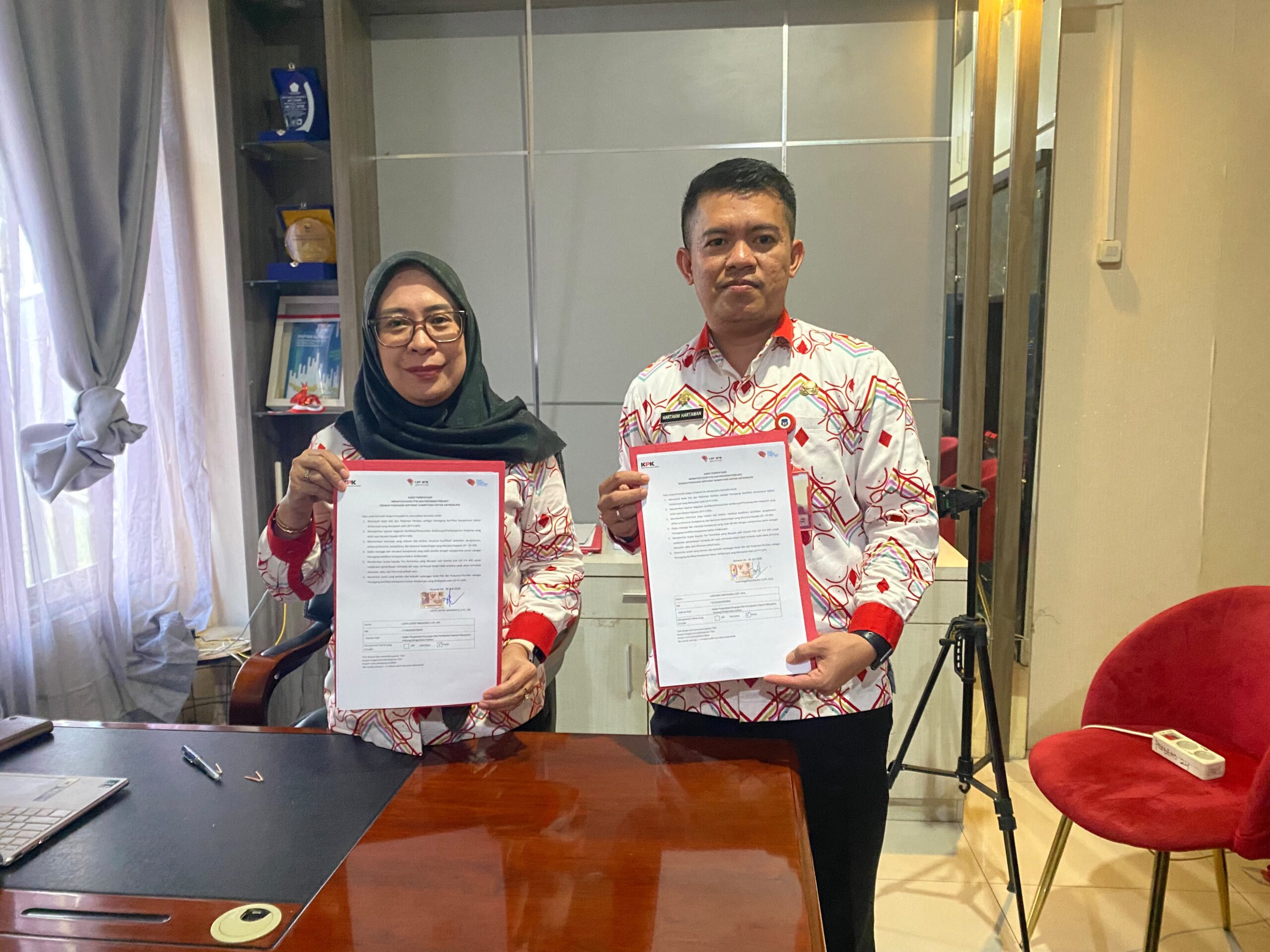 Kepala BPKPD Bolsel Lasya L. Mamonto dan Hartakni Hartawan usai dinyatakan lulus dalam Asesmen Sertifikasi Penyuluh Antikorupsi KPK RI di Jakarta.