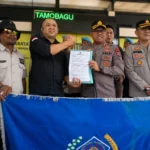 Kapolres Kotamobagu AKBP Abdul Kholik menerima pernyataan sikap PWI Kotamobagu terkait tuntutan proses hukum terhadap Hotman Paris, Jumat, 24 Juli 2026. Foto: Sulutplus