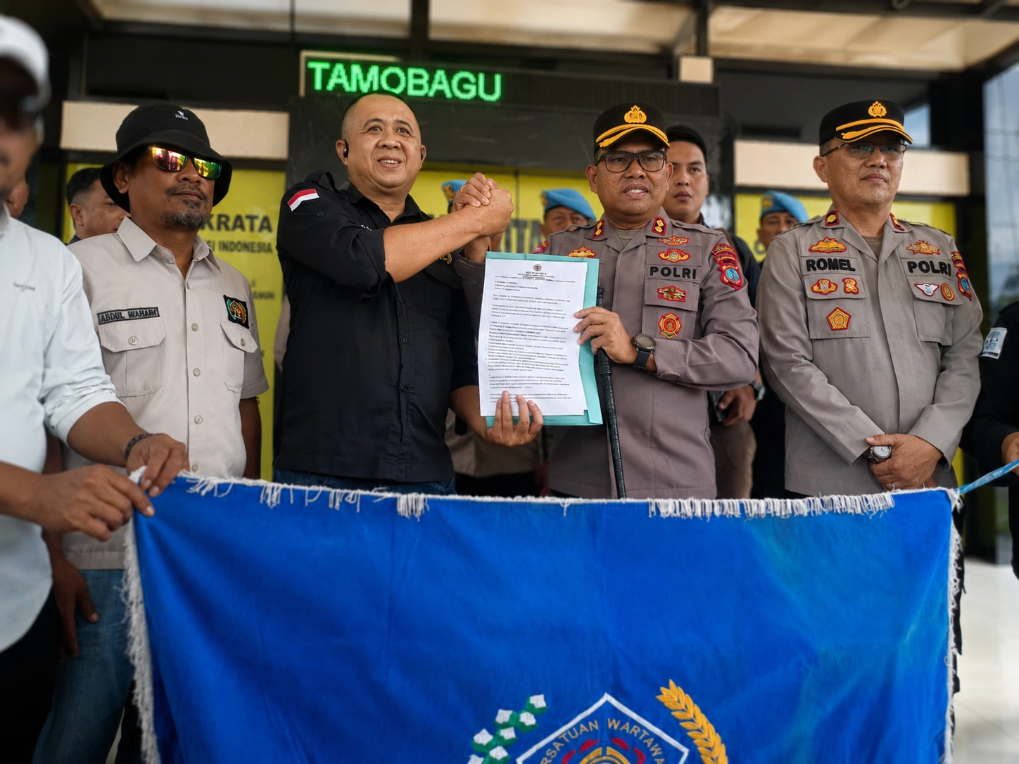 Kapolres Kotamobagu AKBP Abdul Kholik menerima pernyataan sikap PWI Kotamobagu terkait tuntutan proses hukum terhadap Hotman Paris, Jumat, 24 Juli 2026. Foto: Sulutplus
