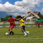 Pemain Putra Jaton Ikhwan (jersey maroon) menguasai bola, dihadang pemain Bonawang FC (jersey kuning) pada laga perdana Totabuan Champions League 2026 di Stadion Nunuk Matali, Rabu, 8 Juli 2026