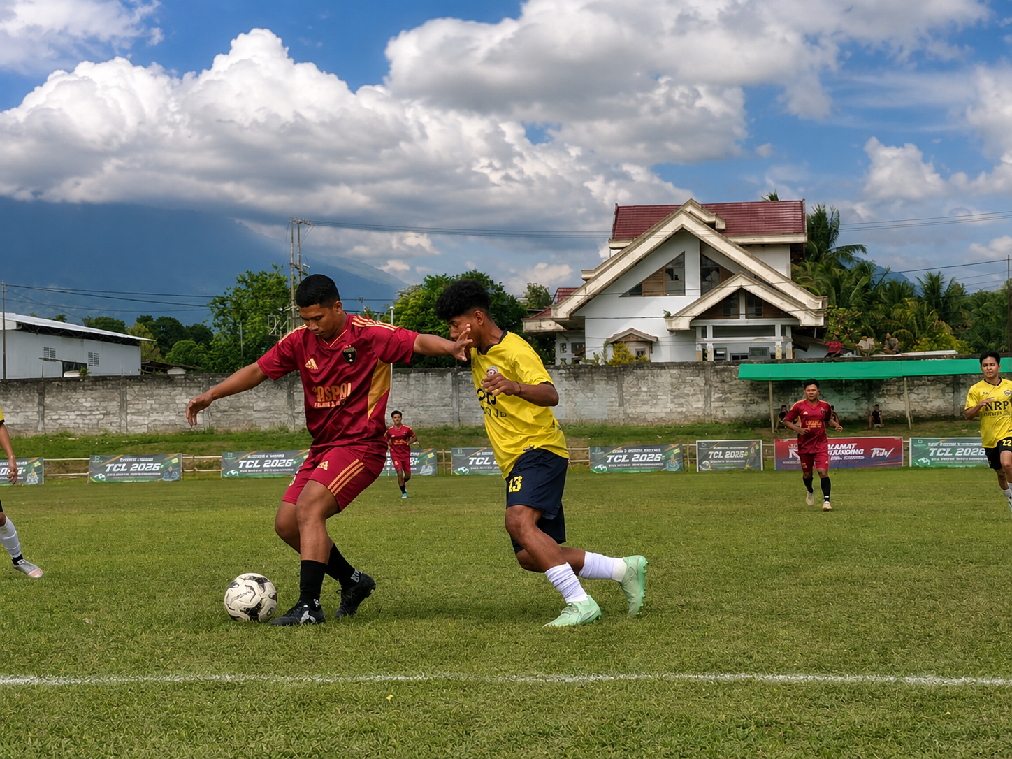 Pemain Putra Jaton Ikhwan (jersey maroon) menguasai bola, dihadang pemain Bonawang FC (jersey kuning) pada laga perdana Totabuan Champions League 2026 di Stadion Nunuk Matali, Rabu, 8 Juli 2026