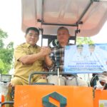 Gubernur Yulius Selvanus menyerahkan bantuan alsintan secara simbolis kepada perwakilan kelompok tani di Kabupaten Minahasa, Senin, 27 Juli 2026. Foto: Diskominfo Sulut