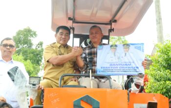 Gubernur Yulius Selvanus menyerahkan bantuan alsintan secara simbolis kepada perwakilan kelompok tani di Kabupaten Minahasa, Senin, 27 Juli 2026. Foto: Diskominfo Sulut