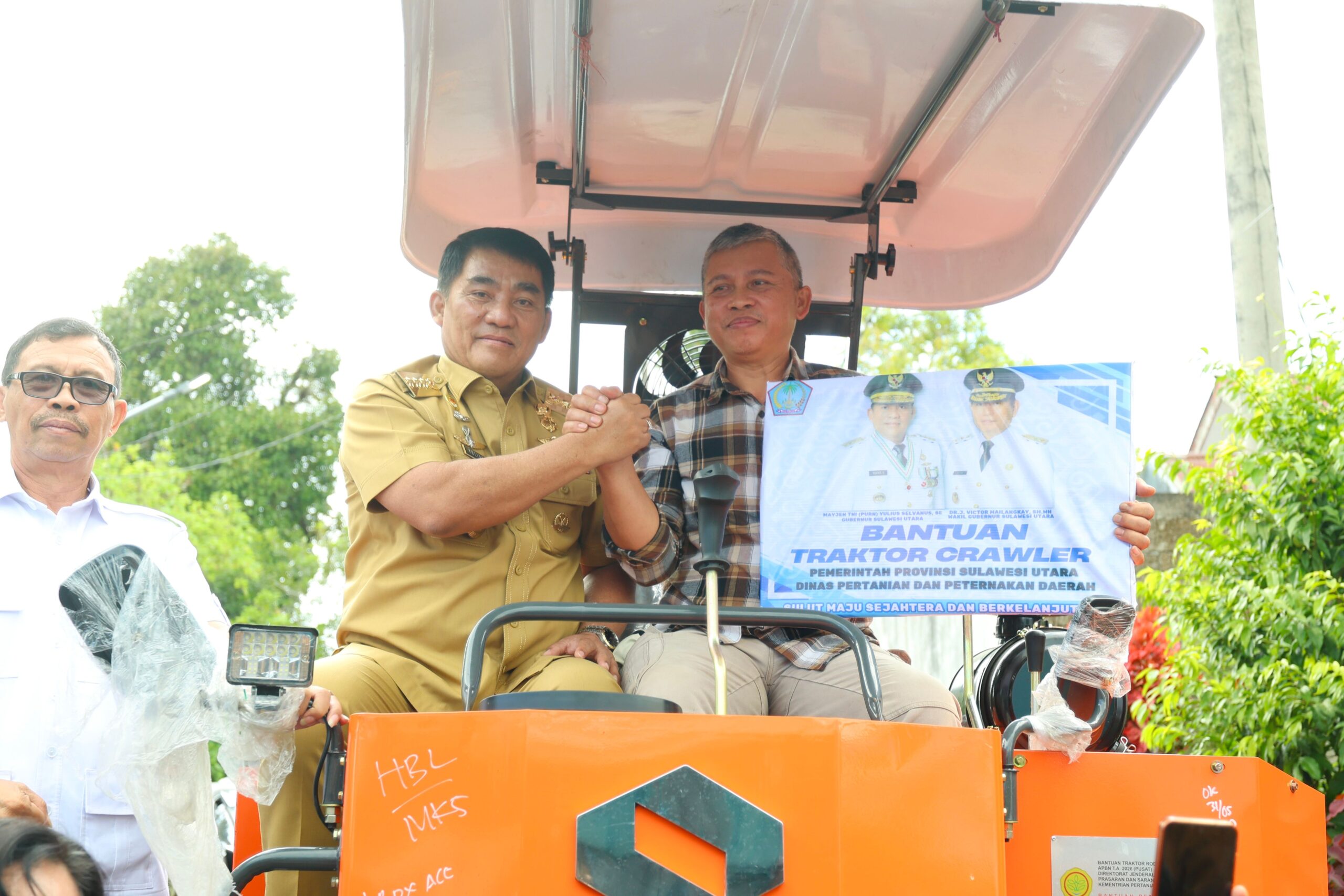Gubernur Yulius Selvanus menyerahkan bantuan alsintan secara simbolis kepada perwakilan kelompok tani di Kabupaten Minahasa, Senin, 27 Juli 2026. Foto: Diskominfo Sulut