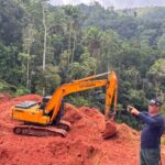 Tim gabungan mengamankan satu unit alat berat ekskavator yang digunakan dalam aktivitas pertambangan emas tanpa izin (PETI) di kawasan Hutan Produksi Terbatas Mobungayom, Kabupaten Bolaang Mongondow, Sulawesi Utara. Foto: Ist