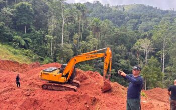 Tambang Emas Ilegal di Hutan Mobungayom Bolmong Digerebek, Dua Orang Jadi Tersangka 3 Tim gabungan mengamankan satu unit alat berat ekskavator yang digunakan dalam aktivitas pertambangan emas tanpa izin (PETI) di kawasan Hutan Produksi Terbatas Mobungayom, Kabupaten Bolaang Mongondow, Sulawesi Utara. Foto: Ist