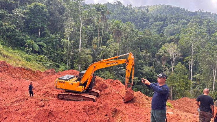 Tim gabungan mengamankan satu unit alat berat ekskavator yang digunakan dalam aktivitas pertambangan emas tanpa izin (PETI) di kawasan Hutan Produksi Terbatas Mobungayom, Kabupaten Bolaang Mongondow, Sulawesi Utara. Foto: Ist