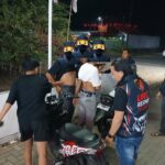 Tim URC Polres Bolmong saat melaksanakan KRYD malam Minggu dengan melakukan pemeriksaan terhadap sejumlah anak muda sebagai upaya mengantisipasi senjata tajam (sajam), balap liar, serta gangguan kamtibmas lainnya di wilayah hukum Polres Bolmong, Sabtu, 15 Agustus 2026. Foto: Resmob Polres Bolmong