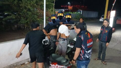 Tim URC Polres Bolmong saat melaksanakan KRYD malam Minggu dengan melakukan pemeriksaan terhadap sejumlah anak muda sebagai upaya mengantisipasi senjata tajam (sajam), balap liar, serta gangguan kamtibmas lainnya di wilayah hukum Polres Bolmong, Sabtu, 15 Agustus 2026. Foto: Resmob Polres Bolmong