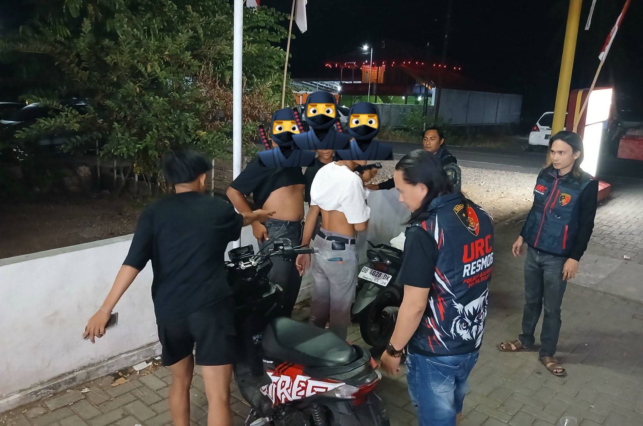Tim URC Polres Bolmong saat melaksanakan KRYD malam Minggu dengan melakukan pemeriksaan terhadap sejumlah anak muda sebagai upaya mengantisipasi senjata tajam (sajam), balap liar, serta gangguan kamtibmas lainnya di wilayah hukum Polres Bolmong, Sabtu, 15 Agustus 2026. Foto: Resmob Polres Bolmong