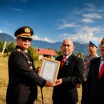 Kapolres Boltim AKBP Golfried Hasiholan menyerahkan piagam penghargaan kepada personel Sat Narkoba Polres Boltim, termasuk Kasat Narkoba Iptu Harun K. Pangalima, Senin, 17 Agustus 2026.
