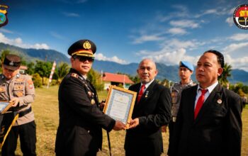 Iptu Harun Pangalima Bawa Sat Narkoba Polres Boltim Raih Prestasi 3 Kapolres Boltim AKBP Golfried Hasiholan menyerahkan piagam penghargaan kepada personel Sat Narkoba Polres Boltim, termasuk Kasat Narkoba Iptu Harun K. Pangalima, Senin, 17 Agustus 2026.