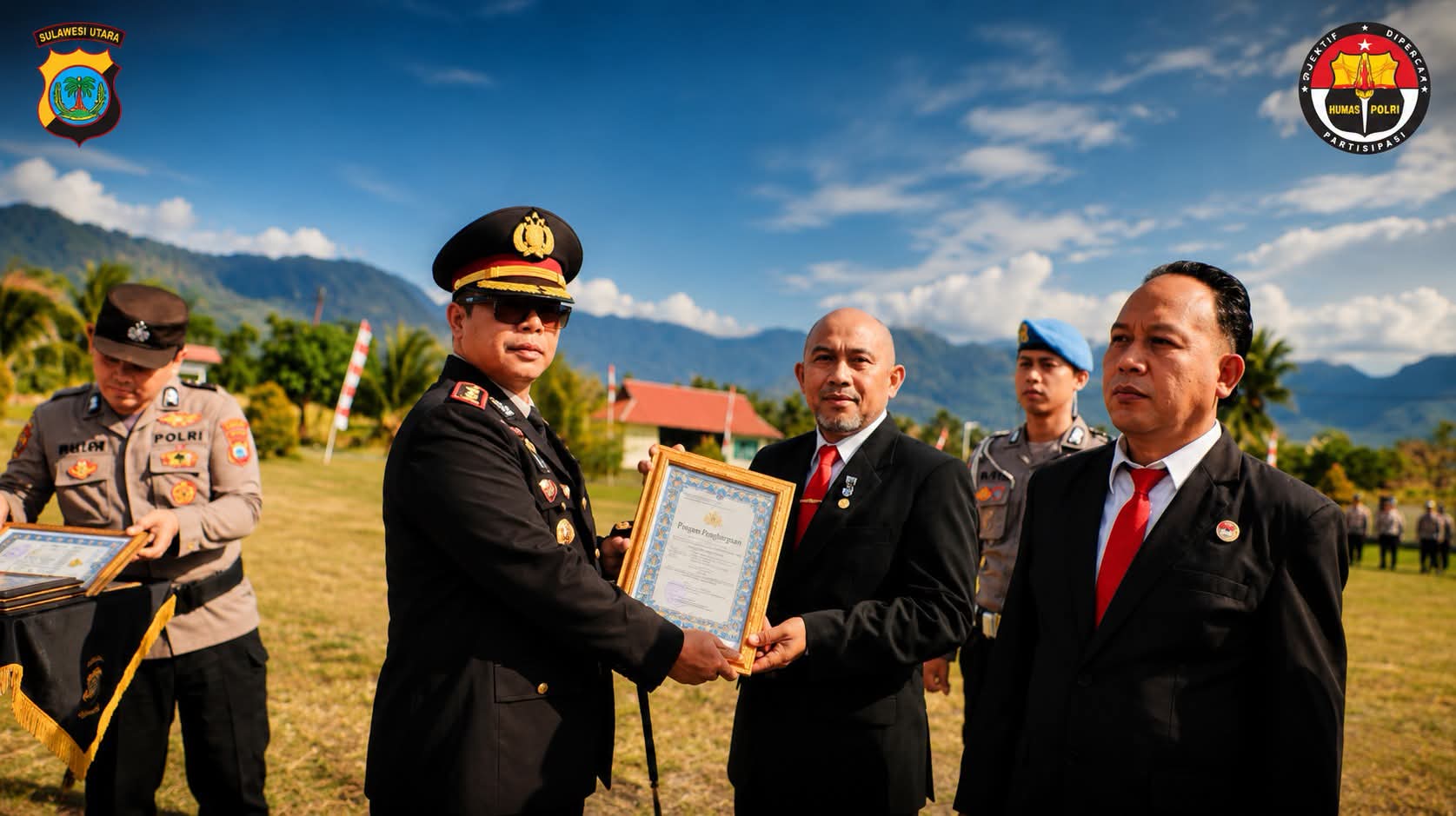 Kapolres Boltim AKBP Golfried Hasiholan menyerahkan piagam penghargaan kepada personel Sat Narkoba Polres Boltim, termasuk Kasat Narkoba Iptu Harun K. Pangalima, Senin, 17 Agustus 2026.