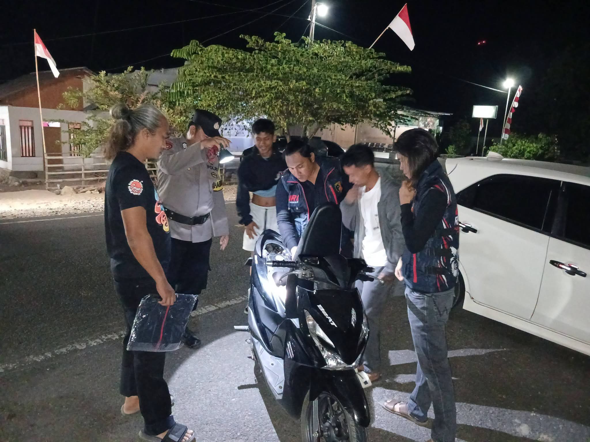 Personel Tim URC Resmob Raja Bogani Polres Bolmong saat melaksankan kegiatan cipta kondisi menjelang perayaan Pengucapan Syukur Dumoga Raya.