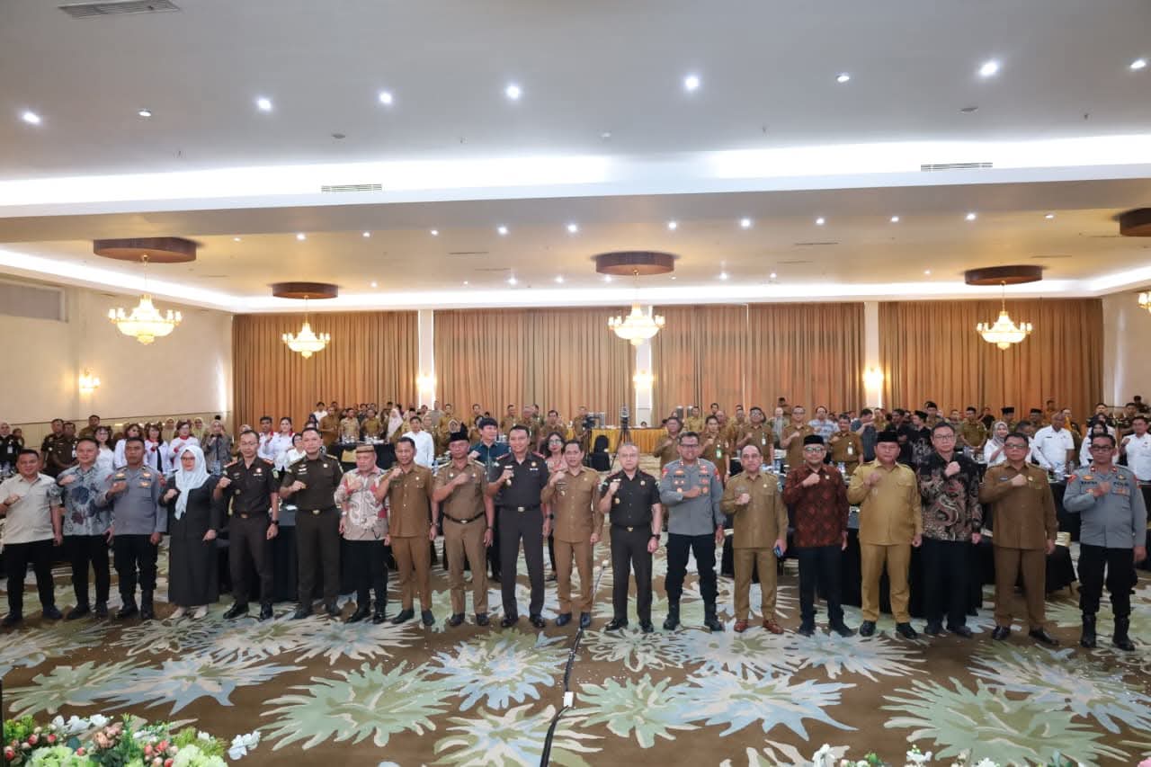 Kepala Kejaksaan Tinggi Sulawesi Utara bersama para kepala daerah, unsur Forkopimda, akademisi, dan peserta seminar hukum usai kegiatan bertema "Konstruksi Hukum Penindakan Mega Korupsi Pertambangan" di Hotel Sutan Raja, Kotamobagu.