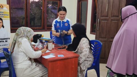 Warga Desa Nonapan Baru, Kecamatan Poigar, Kabupaten Bolaang Mongondow, mengikuti pemeriksaan kesehatan gratis dan mendapatkan pelayanan BPJS Kesehatan dalam kegiatan yang difasilitasi Anggota DPRD Provinsi Sulawesi Utara dari Fraksi Partai Gerindra Dapil Bolaang Mongondow Raya (BMR), Dhea Eucharisty Lumenta, SE. Kegiatan ini bertujuan mendekatkan akses layanan kesehatan kepada masyarakat. (Foto: Istimewa)