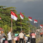 Pemasang Benderah Merah Putih di kawasan Pantai Sondana Wonderful Bolsel, Kamis, 6 Agustus 2026, dalam rangka menyambut HUT Ke-81 RI. Foto: Istimewa