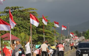 Pemasang Benderah Merah Putih di kawasan Pantai Sondana Wonderful Bolsel, Kamis, 6 Agustus 2026, dalam rangka menyambut HUT Ke-81 RI. Foto: Istimewa