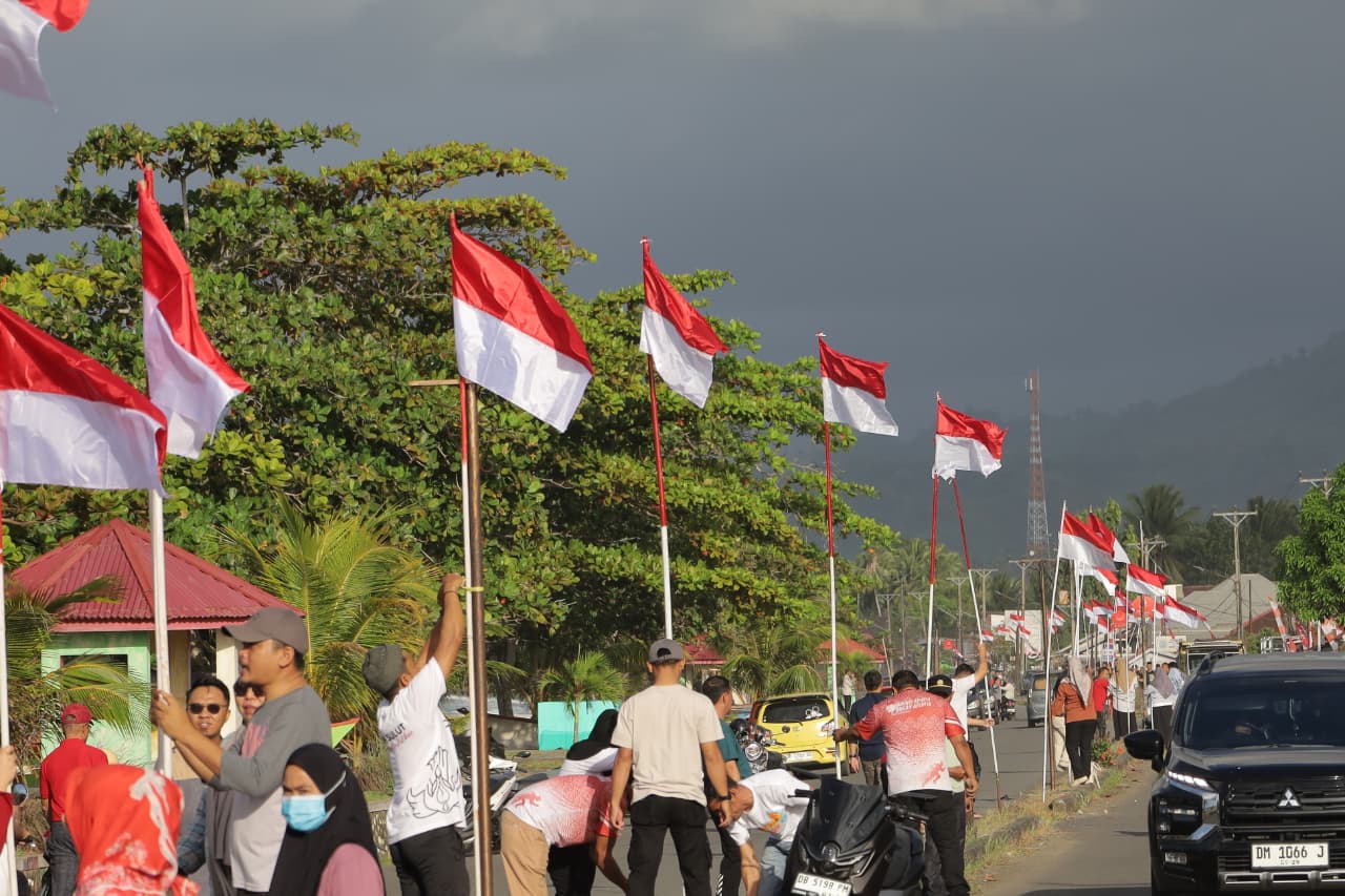 Pemasang Benderah Merah Putih di kawasan Pantai Sondana Wonderful Bolsel, Kamis, 6 Agustus 2026, dalam rangka menyambut HUT Ke-81 RI. Foto: Istimewa