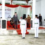 Bupati Iskandar Kamaru saat mengukuhkan anggota Paskibraka Bolsel Tahun 2026 di Guest House Pemkab Bolsel, Kamis 13 Agustus 2026. Foto: Diskominfo Bolsel