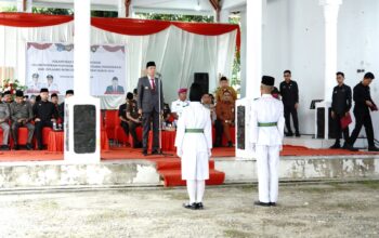 Bupati Iskandar Kamaru saat mengukuhkan anggota Paskibraka Bolsel Tahun 2026 di Guest House Pemkab Bolsel, Kamis 13 Agustus 2026. Foto: Diskominfo Bolsel