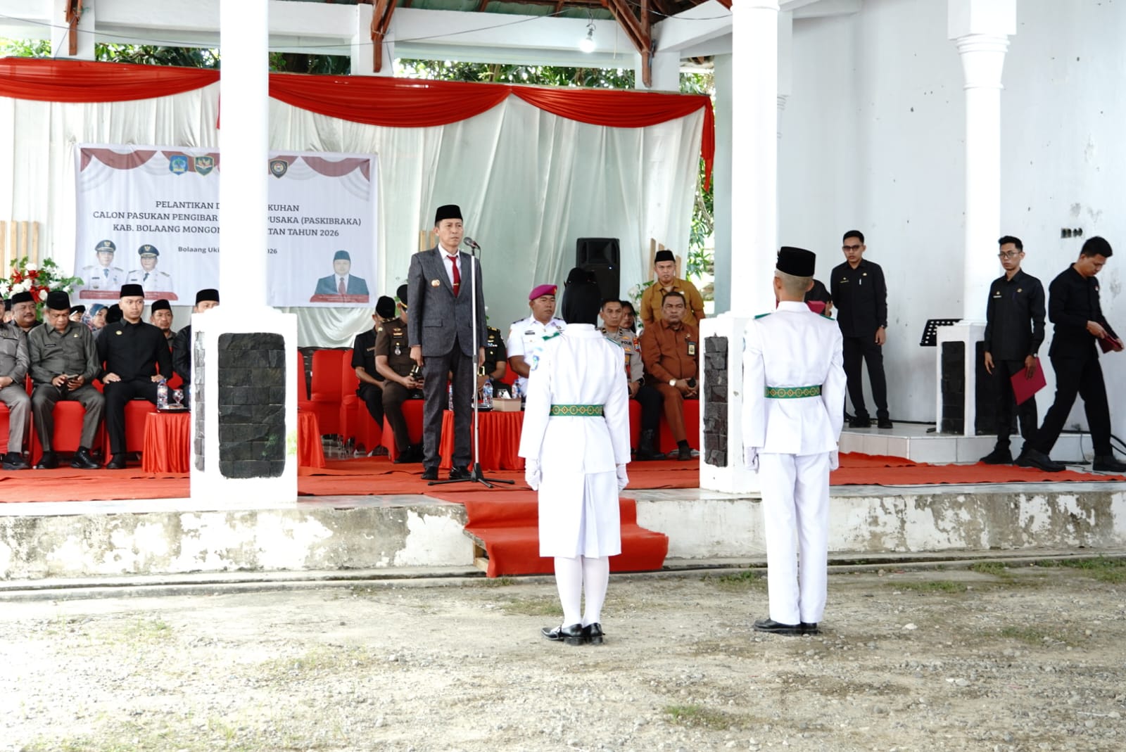 Bupati Iskandar Kamaru saat mengukuhkan anggota Paskibraka Bolsel Tahun 2026 di Guest House Pemkab Bolsel, Kamis 13 Agustus 2026. Foto: Diskominfo Bolsel