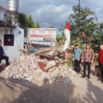 Kuasa hukum pemilik lahan, Simbri Hanther Leke, bersama tim mendampingi Jenny Kila dan Joke Momongan dalam persoalan rencana pembangunan jalan paving blok di Kelurahan Tumobui, Kotamobagu.