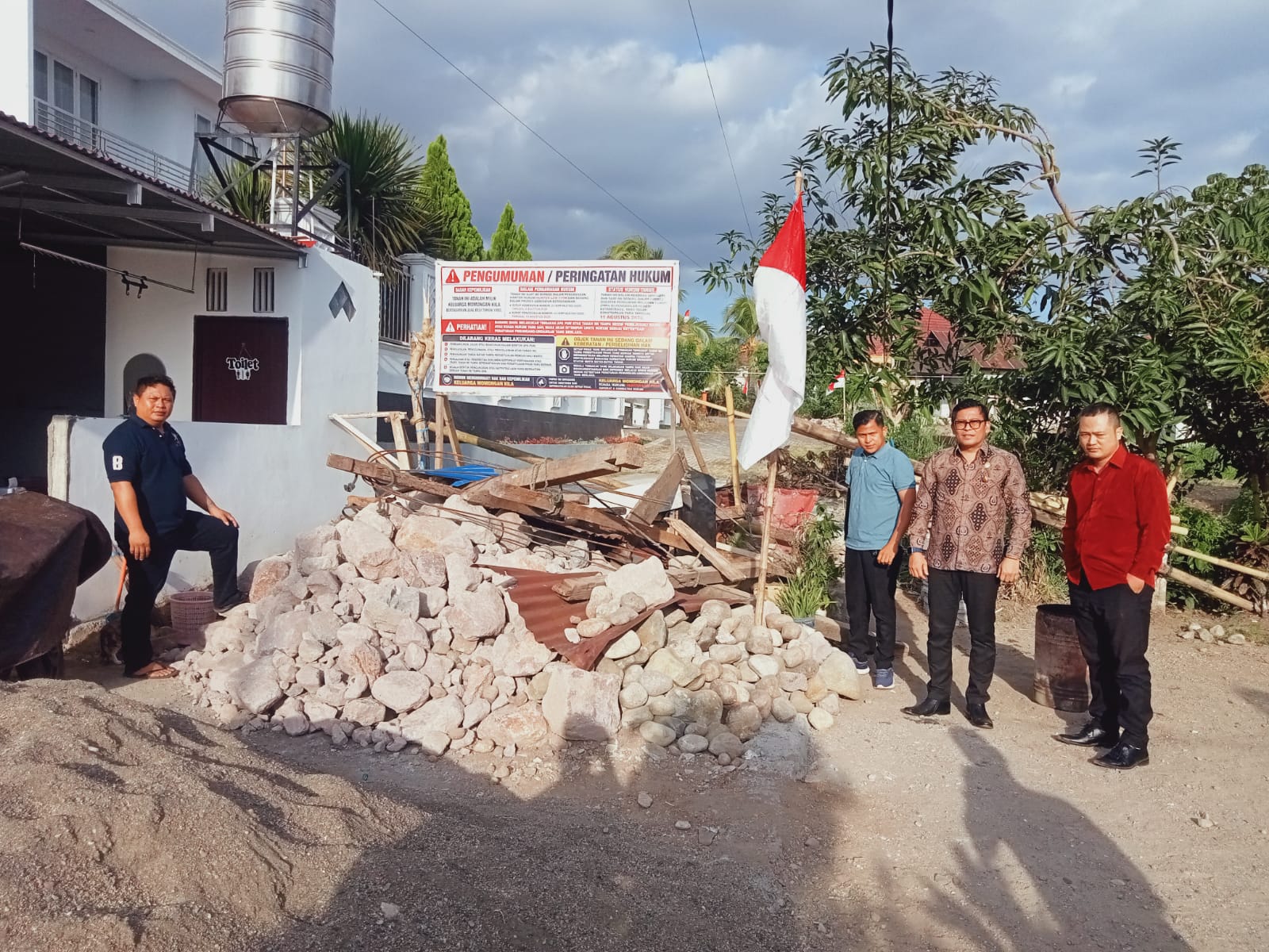 Kuasa hukum pemilik lahan, Simbri Hanther Leke, bersama tim mendampingi Jenny Kila dan Joke Momongan dalam persoalan rencana pembangunan jalan paving blok di Kelurahan Tumobui, Kotamobagu.