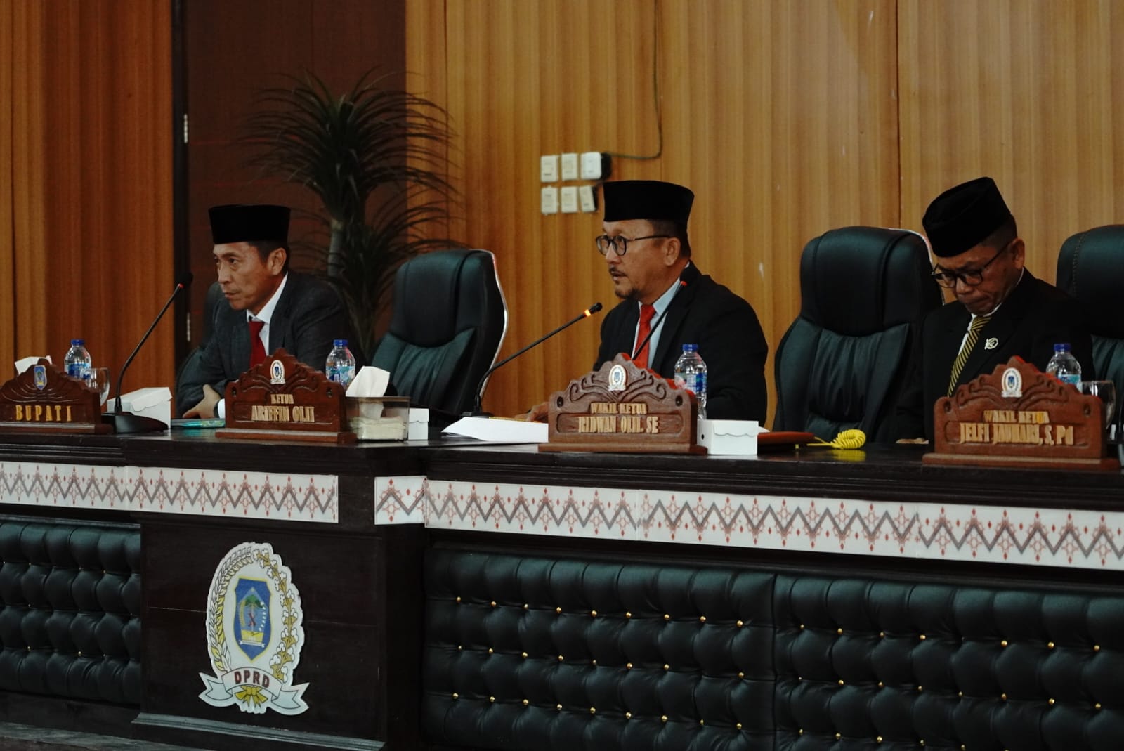 Bupati Iskandar Kamaru saat menghadiri rapat paripurna penyampaian Nota Keuangan Ranperda Perubahan APBD 2026 dalam Rapat Paripurna DPRD Bolsel, Kamis, 13 Agustus 2026. Foto: Diskominfo Bolsel.