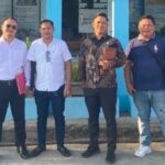 Tim kuasa hukum warga Tumobui saat menyampaikan keterangan terkait desakan legalitas pembangunan jalan paving di Kotamobagu.