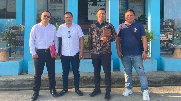 Tim kuasa hukum warga Tumobui saat menyampaikan keterangan terkait desakan legalitas pembangunan jalan paving di Kotamobagu.