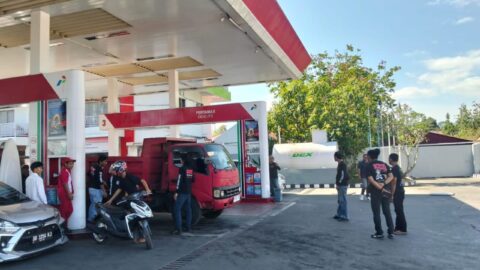 Ahmad Waafi Pimpin URC Polres Kotamobagu, Pantau SPBU dan Respons Laporan Warga 9 Kasat Reskrim Polres Kotamobagu IPTU Ahmad Waafi memimpin patroli cipta kondisi URC Resmob di sejumlah wilayah hukum Polres Kotamobagu.