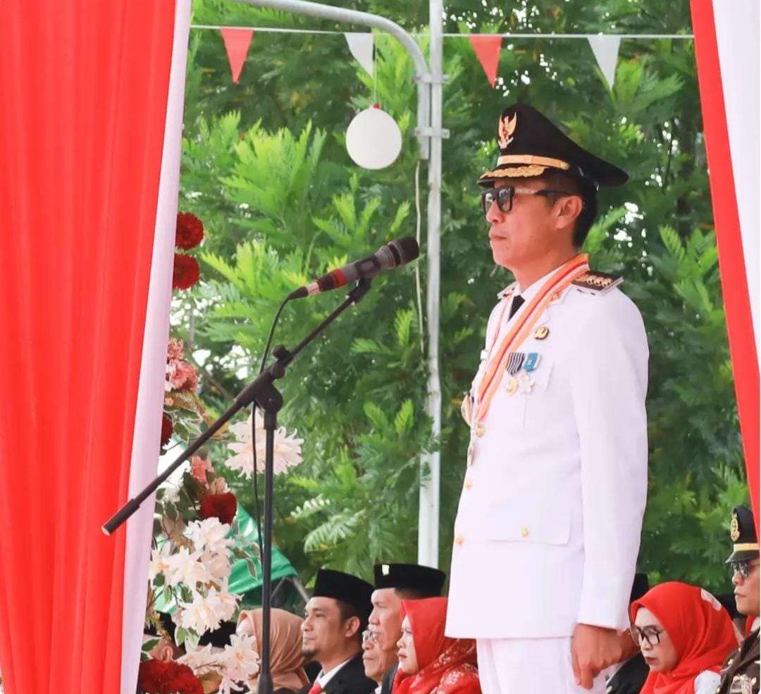 Bupati Bolaang Mongondow Selatan Iskandar Kamaru memimpin upacara peringatan HUT ke-81 Kemerdekaan RI tingkat Kabupaten Bolsel di Alun-alun Molibagu, Senin, 17 Agustus 2026.