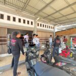 Personel Tim URC Sat Reskrim Polres Kotamobagu menyambangi siswa saat mengintensifkan patroli pencegahan tawuran di lingkungan sekolah Kota Kotamobagu, Rabu, 19 Agustus 2026. Foto: Humas Polres Kotamobagu