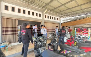 Personel Tim URC Sat Reskrim Polres Kotamobagu menyambangi siswa saat mengintensifkan patroli pencegahan tawuran di lingkungan sekolah Kota Kotamobagu, Rabu, 19 Agustus 2026. Foto: Humas Polres Kotamobagu