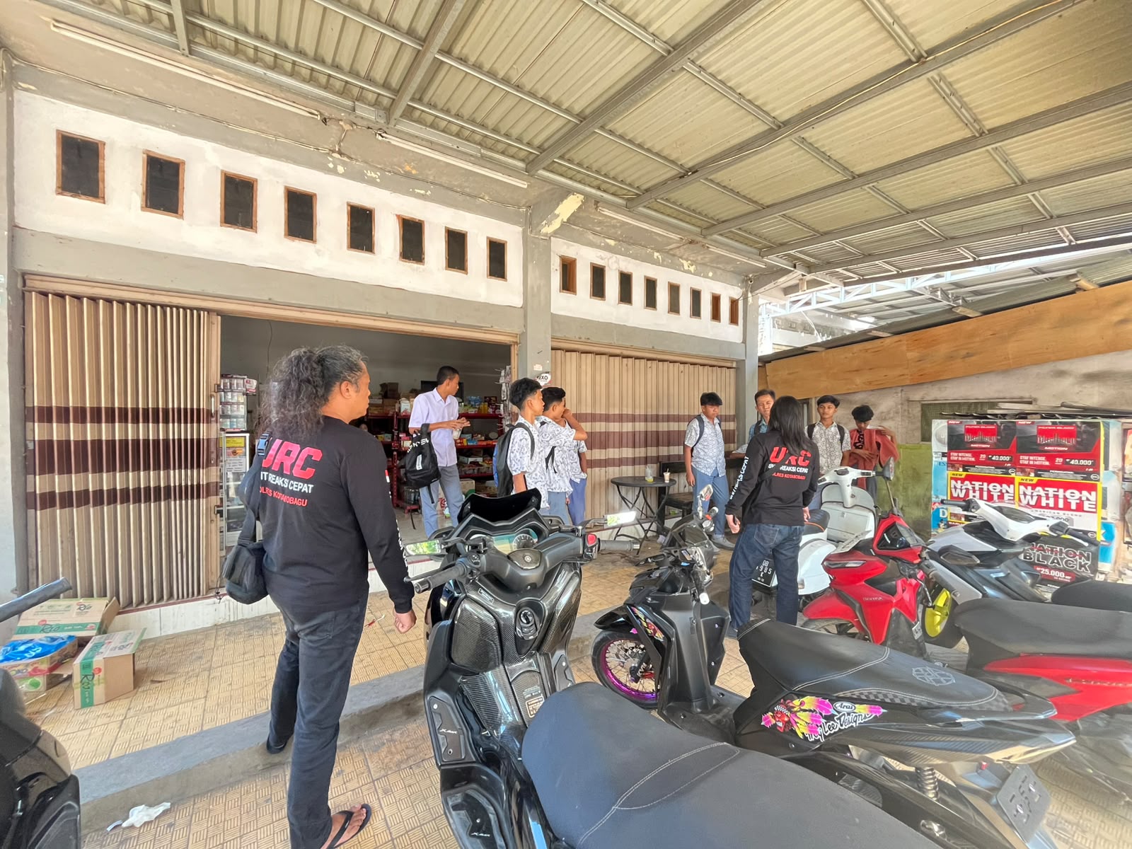 Personel Tim URC Sat Reskrim Polres Kotamobagu menyambangi siswa saat mengintensifkan patroli pencegahan tawuran di lingkungan sekolah Kota Kotamobagu, Rabu, 19 Agustus 2026. Foto: Humas Polres Kotamobagu