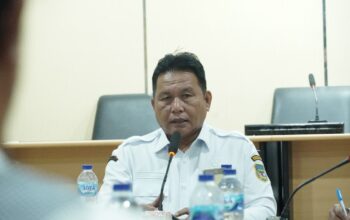 Pimpin Rapat Satgas MBG, Deddy Abdul Hamid Minta SPPG Jaga Kualitas Gizi 2 Wakil Bupati Bolaang Mongondow Selatan Deddy Abdul Hamid memberikan arahan dalam rapat Satgas Makan Bergizi Gratis (MBG) di Kantor Bupati Bolsel, Kawasan Perkantoran Panango, Rabu, 19 Agustus 2026. Foto: Diskominfo Bolsel