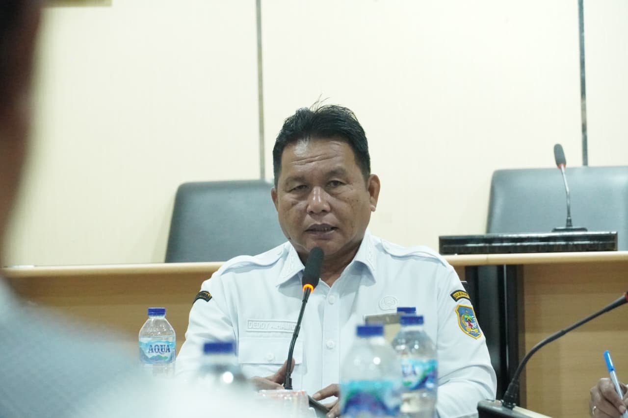 Wakil Bupati Bolaang Mongondow Selatan Deddy Abdul Hamid memberikan arahan dalam rapat Satgas Makan Bergizi Gratis (MBG) di Kantor Bupati Bolsel, Kawasan Perkantoran Panango, Rabu, 19 Agustus 2026. Foto: Diskominfo Bolsel