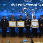 Asisten I Sekda Bolsel Alsyafri U. Kadullah saat menerima piagam penghargaan dari Kepala Kanwil Kemenkum Sulut Hendrik Pagiling pada Momen Tasyakuran Hari Pengayoman ke-81 di Manado, Rabu, 19 Agustus 2026. Foto: Diskominfo Bolsel