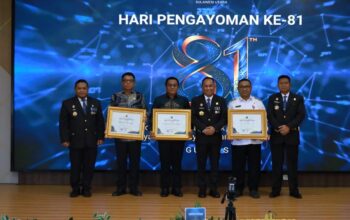 Transparansi Regulasi Sukses, Bolsel Raih Penghargaan JDIH 3 Asisten I Sekda Bolsel Alsyafri U. Kadullah saat menerima piagam penghargaan dari Kepala Kanwil Kemenkum Sulut Hendrik Pagiling pada Momen Tasyakuran Hari Pengayoman ke-81 di Manado, Rabu, 19 Agustus 2026. Foto: Diskominfo Bolsel