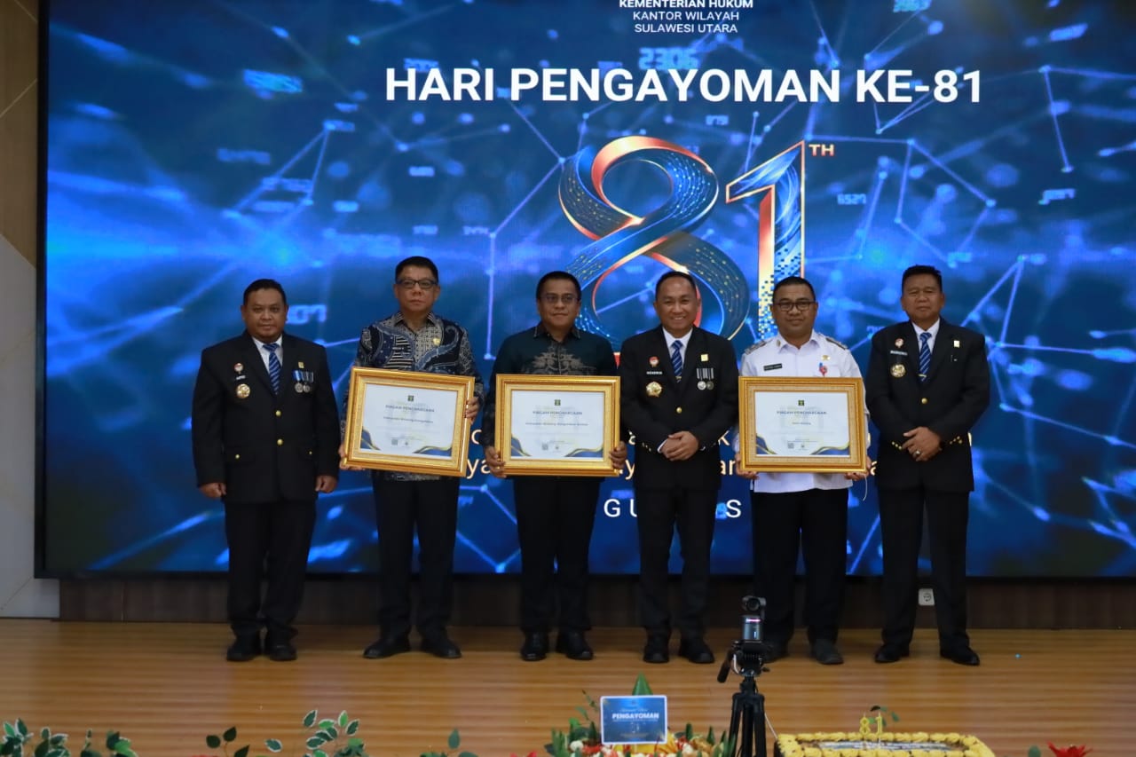 Asisten I Sekda Bolsel Alsyafri U. Kadullah saat menerima piagam penghargaan dari Kepala Kanwil Kemenkum Sulut Hendrik Pagiling pada Momen Tasyakuran Hari Pengayoman ke-81 di Manado, Rabu, 19 Agustus 2026. Foto: Diskominfo Bolsel