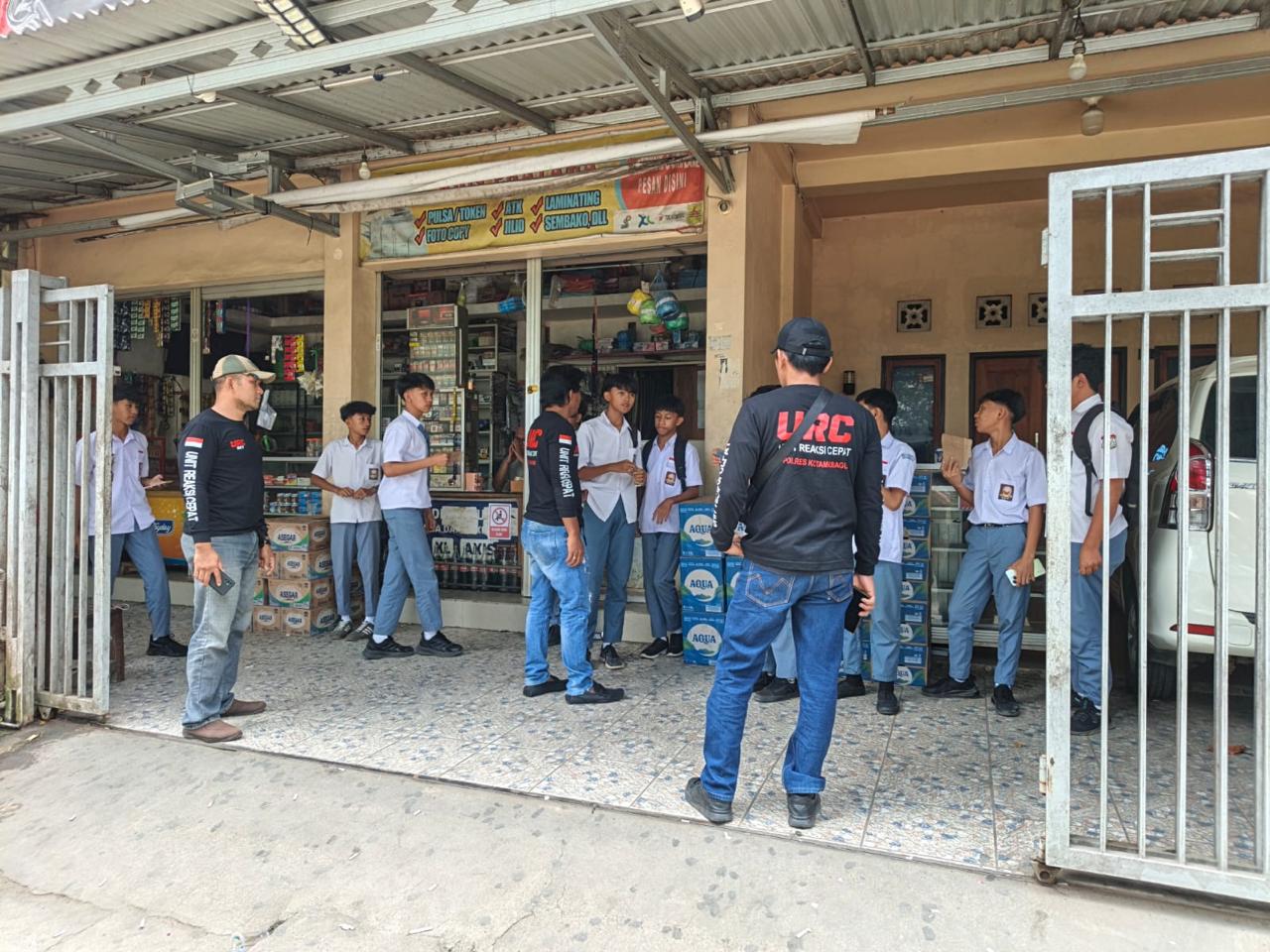 Tim URC Sat Reskrim Polres Kotamobagu melaksanakan patroli dan pemantauan di sejumlah sekolah untuk mencegah tawuran pelajar.