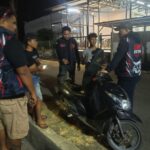 Personel Tim URC Resmob Polres Bolmong saat menggelar patroli malam dan imbauan kamtibmas di wilayah hukum Polres Bolmong. Sumber Foto: Dok. Istimewa / Polres Bolmong