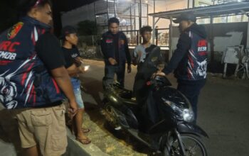 Personel Tim URC Resmob Polres Bolmong saat menggelar patroli malam dan imbauan kamtibmas di wilayah hukum Polres Bolmong. Sumber Foto: Dok. Istimewa / Polres Bolmong