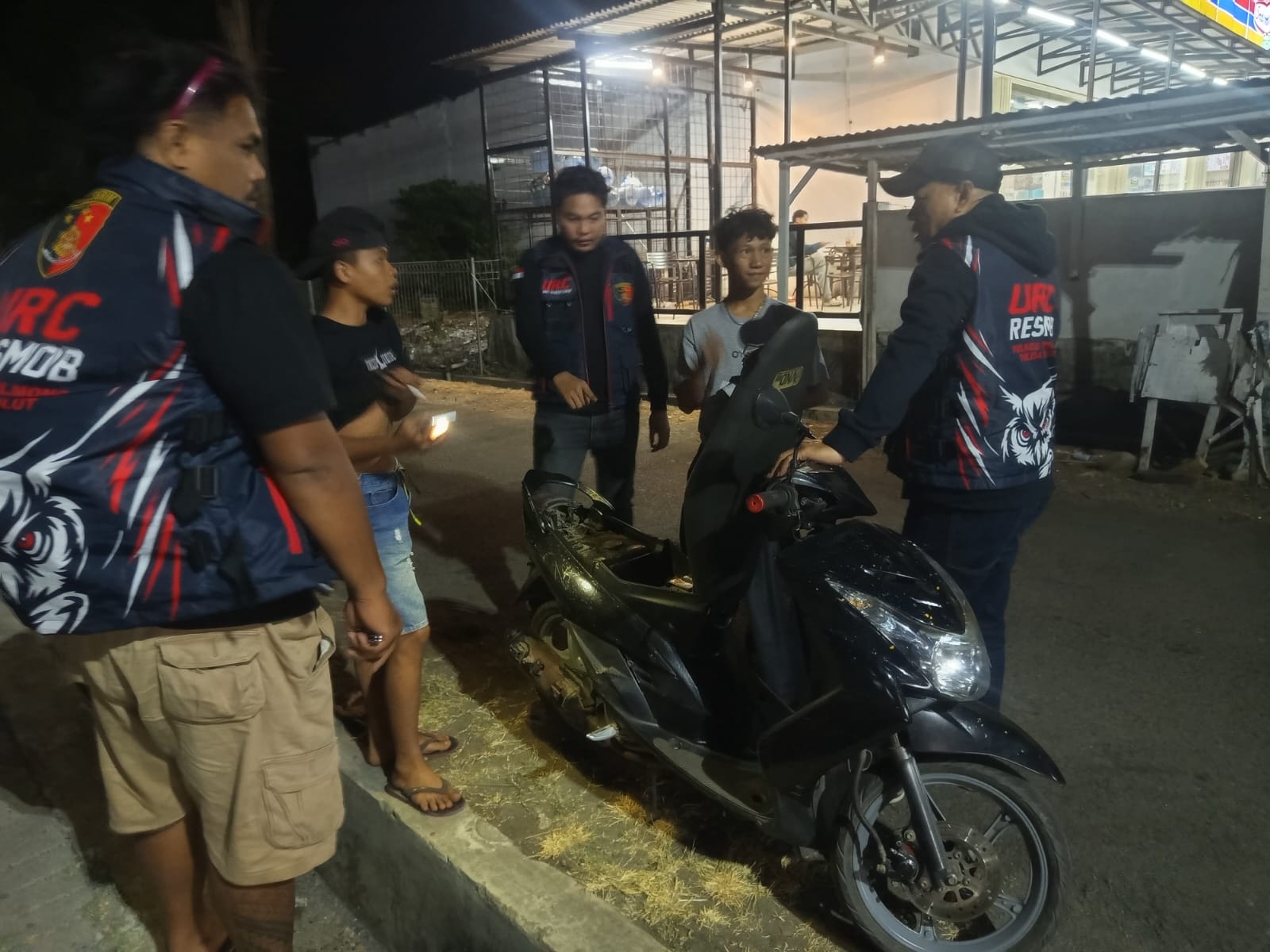 Personel Tim URC Resmob Polres Bolmong saat menggelar patroli malam dan imbauan kamtibmas di wilayah hukum Polres Bolmong. Sumber Foto: Dok. Istimewa / Polres Bolmong